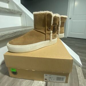 UGG AIKA Tan Winter Boots with Cream Trim size 7